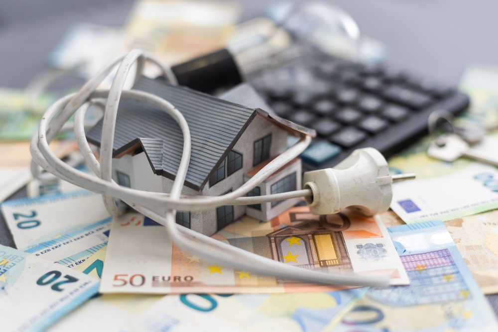 Illustration représentant comment choisir votre fournisseur d’électricité selon votre profil, avec une maison, des euros et une calculatrice, pour mieux comprendre son besoin et faire des économies