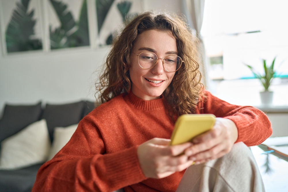 Personne utilisant un smartphone pour choisir son forfait mobile 2025