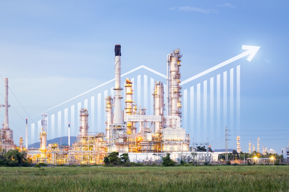Centrale énergétique avec flèche de hausse. Prix de l’énergie en France en 2025 en augmentation.