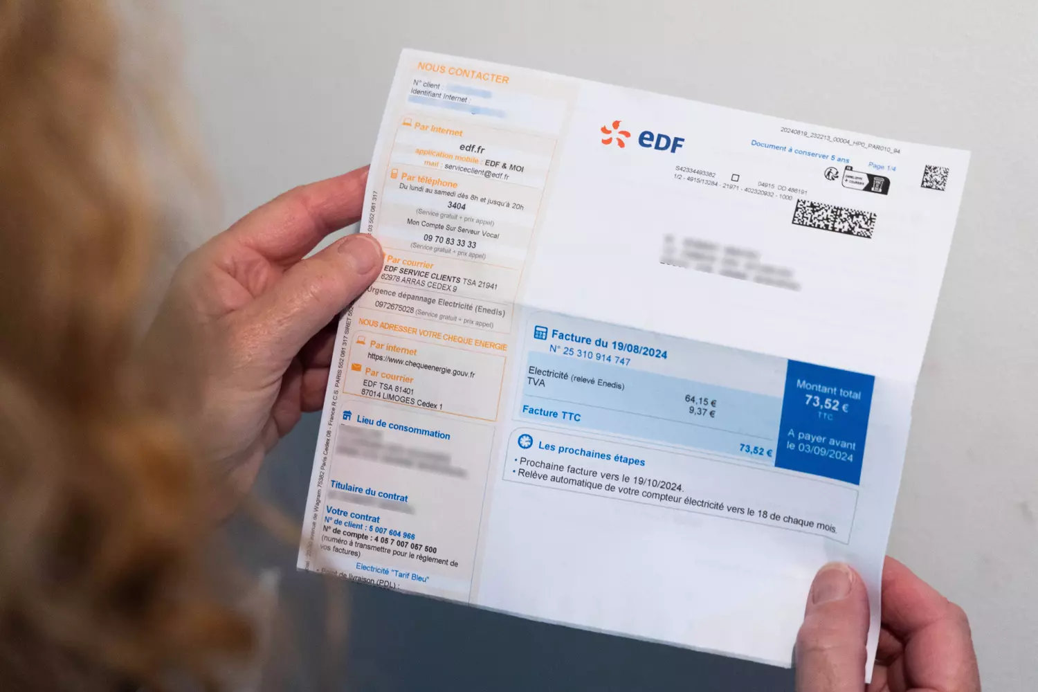 Main Keyword: Abonnement électricité 2026 Meta Title: Abonnement électricité 2026: baisse et impact sur la facture (56 caractères) Meta Description: Abonnement électricité 2026: découvrez la baisse prévue en février, son impact réel sur la facture et comment payer moins avec BAYYOU. (134 caractères) URL Slug: abonnement-electricite-2026-baisse-facture Alt 1: Centrale électrique et réseau haute tension illustrant l’évolution de l’abonnement électricité en 2026.. Alt 2: Gros plan sur une facture d'énergie EDF tenue à la main, pour illustrer le coût d'un abonnement électricité 2026. Abonnement électricité 2026: baisse annoncée et impact réel sur votre facture En 2026, le prix de l’électricité continue d’être un sujet central pour les foyers français et l’annonce de la baisse de l’abonnement électricité 2026, prévue à partir du 1ᵉʳ févriera été largement relayée comme une bonne nouvelle pour les consommateurs,Mais derrière cette annonce, une question essentielle demeure: cette baisse va-t-elle réellement faire diminuer la facture annuelle? Dans cet article, nous analysons concrètement ce que change l’abonnement électricité en 2026, qui bénéficie le plus de cette évolution, et dans quels cas comparer les offres d’électricité reste indispensable pour payer moins. L’objectif est simplement de vous aider à comprendre votre facture d’électricité et à prendre les bonnes décisions, en vous appuyant sur des données claires et des explications accessibles. Baisse de l’abonnement électricité 2026: ce qui change au 1er février Une baisse sur la partie fixe de la facture L’abonnement électricité correspond à la part fixe de la facture (Le prix HT). Il est payé chaque mois, indépendamment de la consommation réelle. La baisse annoncée en 2026 concerne uniquement cette partie fixe, et non le prix du kilowattheure (kWh). Concrètement, cela signifie que: Le montant mensuel de l’abonnement diminue légèrement (une baisse de l’ordre de 10 à 12 € par an). La consommation reste facturée au même prix qu’avant, selon l’offre choisie. Date d’application officielle La baisse de l’abonnement électricité 2026 entre en vigueur le 1er février 2026. Elle s’applique automatiquement, sans démarche à effectuer. Qui est concerné par cette baisse? Sont concernés: Les clients au tarif réglementé de vente (TRV). Les clients chez des fournisseurs d’électricité alternatifs, lorsque leur contrat est indexé ou aligné sur le tarif réglementé. Les contrats à prix fixe non indexés peuvent, eux, ne pas répercuter immédiatement cette baisse. Comprendre l’abonnement électricité 2026 pour mieux lire sa facture Abonnement électricité VS Prix du kWh Une facture d’électricité repose sur deux piliers: l’abonnement: montant fixe mensuel. le prix du kWh: coût variable selon la consommation. La baisse de 2026 touche l’abonnement, mais le prix du kWh reste inchangé par cette mesure. Ce qui pèse le plus sur la facture annuelle Dans la majorité des foyers, le poste principal reste: La consommation en kWh. Les taxes et contributions. Les frais d’acheminement (réseau). C’est pourquoi une baisse de l’abonnement, même bienvenue, ne suffit pas toujours à faire baisser significativement la facture totale. Quel impact réel sur la facture en 2026? Petits consommateurs Les foyers consommant peu (studios, personnes seules, résidences secondaires) sont ceux pour qui l’abonnement représente une part importante de la facture. Pour eux, la baisse de l’abonnement électricité 2026 est la plus visible, avec une économie proportionnellement plus intéressante. Foyers à consommation moyenne Pour un foyer standard, la baisse reste modérée. Selon les estimations relayées par les médias et fournisseurs, l’économie annuelle se situe généralement autour de 10 à 15 € par an. Gros consommateurs Pour les foyers très consommateurs, l’abonnement pèse peu face au volume de kWh consommés. Dans ce cas, le prix du kWh reste le facteur déterminant pour réduire la facture. Source média nationale: Le Point – Économie Pourquoi l’abonnement électricité baisse en 2026 Un ajustement réglementaire La baisse résulte d’un ajustement décidé par les pouvoirs publics, en lien avec: L’évolution des coûts du réseau. Certains mécanismes de financement de l’acheminement de l’électricité. Révaluation des coûts d’acheminement Une partie des frais auparavant intégrés dans l’abonnement a été revue à la baisse, permettant cette diminution du montant fixe payé par les consommateurs. Source institutionnelle: Commission de Régulation de l’Énergie (CRE) Les limites de la baisse de l’abonnement électricité 2026 Ce qui ne change pas La baisse de l’abonnement ne touche pas: Le prix du kWh Les taxes liées à la consommation Les options particulières (heures creuses, services supplémentaires) Pourquoi la facture peut rester stable, voire augmenter La diminution de l’abonnement n’aura pas d’impact si: La consommation du foyer augmente. Le prix du kWh évolue à la hausse. Le contrat actuel n’est plus le plus avantageux. Dans ces cas, la réduction de l’abonnement peut être entièrement compensée, sans effet visible sur la facture finale. Faut-il changer de fournisseur d’électricité en 2026? Quand la baisse suffit Si votre offre est déjà compétitive et bien adaptée à votre profil de consommation, la baisse de l’abonnement peut représenter un simple bonus. Quand comparer devient essentiel Comparer les offres permet de savoir si la baisse de l’abonnement suffit ou non et devient pertinent si: Le prix du kWh est élevé. Les conditions contractuelles ont évolué. La facture continue d’augmenter malgré la baisse annoncée. Dans ces situations, la différence se joue rarement sur l’abonnement seul, mais sur le coût total annuel. Comment BAYYOU aide à tirer parti de l’abonnement électricité 2026 Comparer le coût global, pas seulement l’abonnement Les experts de BAYYOU analysent : l’abonnement. Le prix du kWh. Le profil réel de consommation. Cela permet de savoir, très concrètement, quelle offre coûte vraiment le moins sur l’année. Éviter les fausses bonnes affaires Certaines offres affichent un abonnement attractif mais compensent par un kWh plus cher. BAYYOU permet d’éviter ce piège en comparant le total payé, pas seulement le prix affiché. FAQ: Abonnement électricité 2026 La baisse est-elle automatique? Oui, pour les offres concernées. Aucune démarche n’est nécessaire. Tous les fournisseurs appliquent-ils la baisse? Elle s’applique au tarif réglementé et aux offres indexées. Les offres à prix fixe peuvent différer. Le prix du kWh baisse-t-il aussi? Non. La mesure concerne uniquement l’abonnement. Est-ce le bon moment pour changer d’offre? C’est surtout le bon moment pour comparer, afin de vérifier si une autre offre est plus avantageuse sur l’année. La baisse de l’abonnement électricité 2026 concerne-t-elle aussi le gaz? Non, cette mesure concerne uniquement l’électricité. Les abonnements gaz suivent une logique différente. Conclusion: ce qu’il faut retenir sur l’abonnement électricité 2026 La baisse de l’abonnement électricité 2026 est une mesure positive, mais son impact reste limité pour de nombreux foyers. Ce qui fait réellement la différence sur la facture, c’est le coût total annuel, abonnement et consommation inclus. Pour savoir si cette baisse suffit ou si une autre offre vous permet de payer moins, contactez les experts de BAYYOU. Ils vous aideront à trouver l’offre la mieux adaptée à votre consommation et à éviter toute mauvaise surprise sur votre facture.