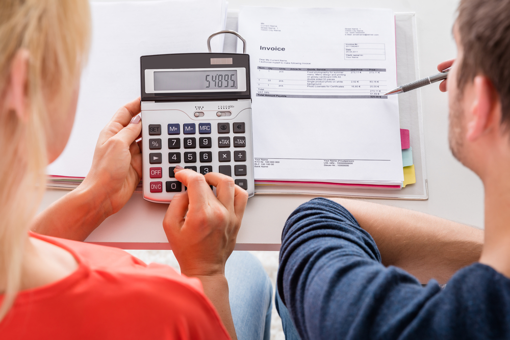 Couple français calculant leur facture avant de changer de fournisseur d’électricité