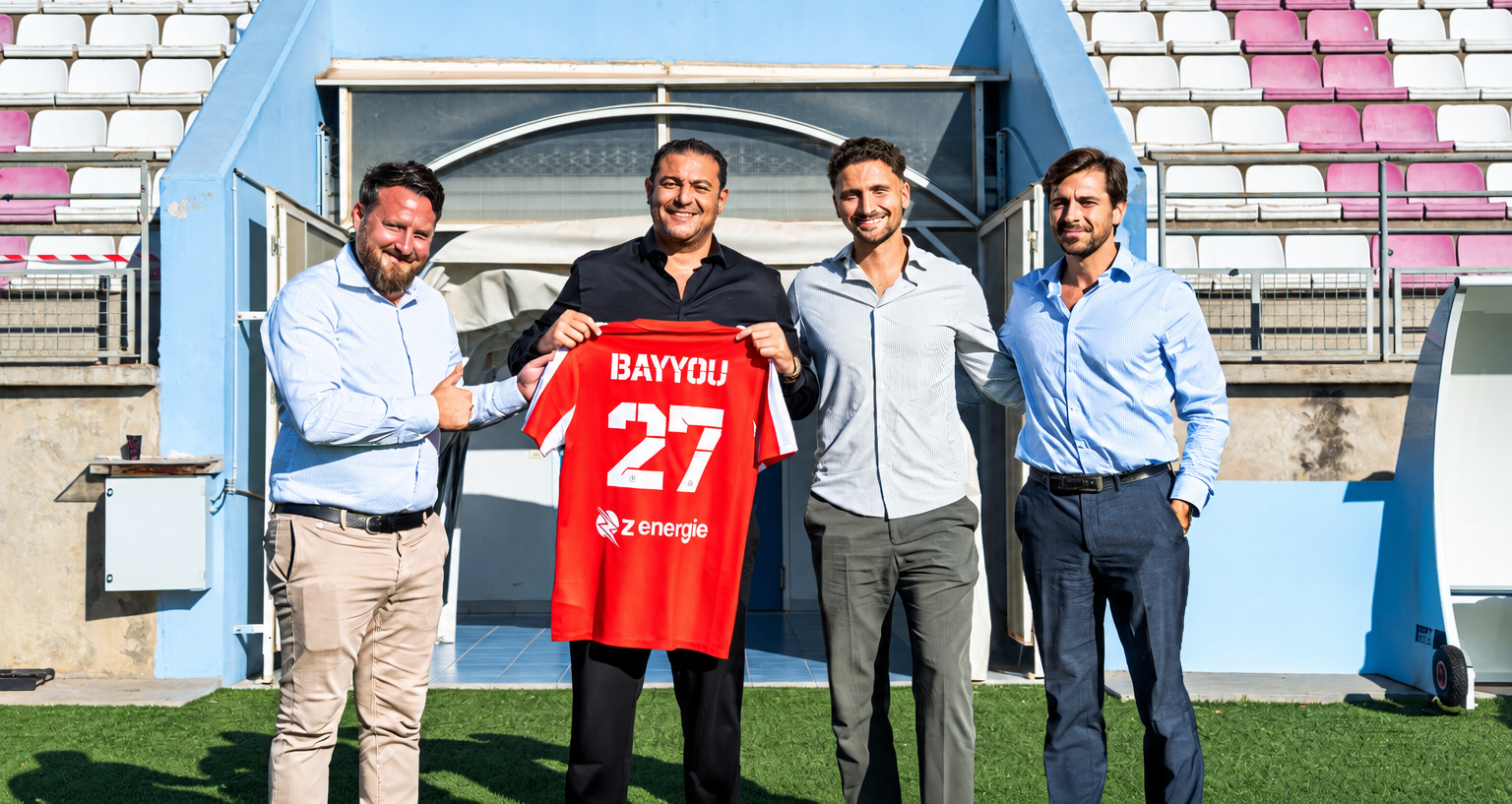BAYYOU devient partenaire majeur de l’AS Cannes, avec deux représentants présentant le maillot du club dans le stade